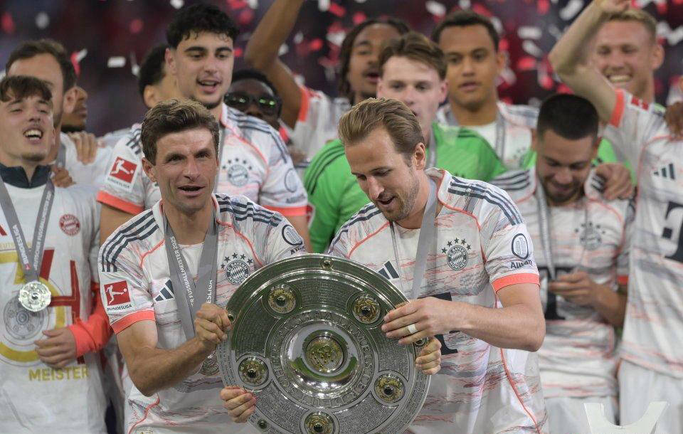 31岁终获首冠！凯恩激动举起德甲奖杯深情亲吻 哽咽诉说等待的漫长旅程