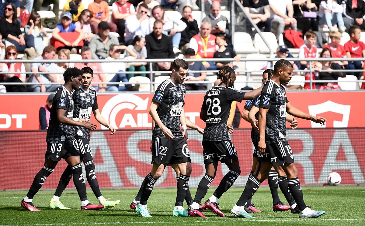 博德闪耀迎战腓特烈斯塔，林菲尔德困境谢尔本提升