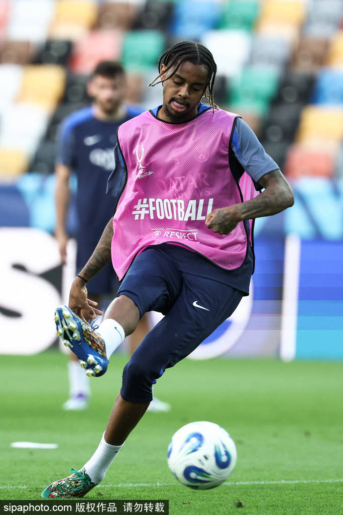 法甲揭幕战:巴黎圣日耳曼1-0艰难击败南特,新赛季开局平淡